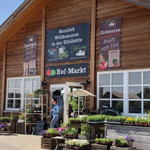 location-krew-eifel-hofmarkt-spargelfest-2018-eingang-kraeuter-bunt-biergarten-sommer-feeling-fruehling-2018-04-27-photo-00004489